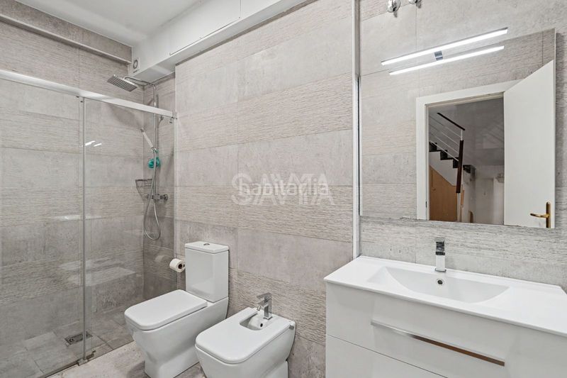 Foto 6c43e69b-4779-465b-a631-4e8f23652163. Affitto casa a schiera con riscaldamento parcheggio piscina in Barcelona