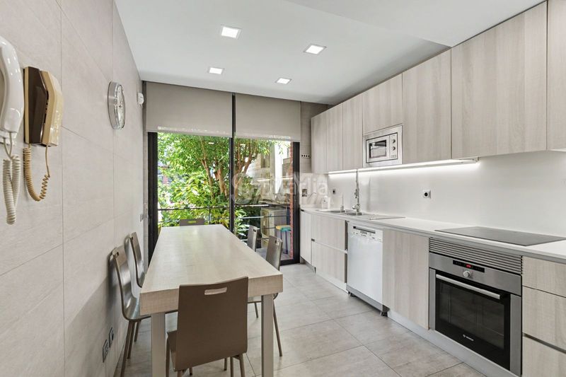 Foto f5b14f8b-3786-4e7d-8308-1cb06d4aaa43. Affitto casa a schiera con riscaldamento parcheggio piscina in Barcelona