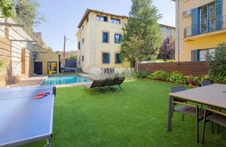 Rent Flat in Población de Arroyo. Elegante planta baja con jardín privado en barcelona