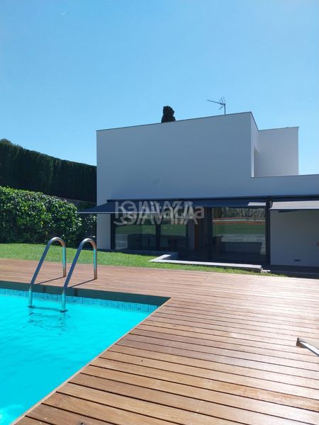 Foto ba6fb26b-2361-42c8-b644-0d884426b995. Casa amb calefacció aparcament piscina a Centre Sant Just Desvern
