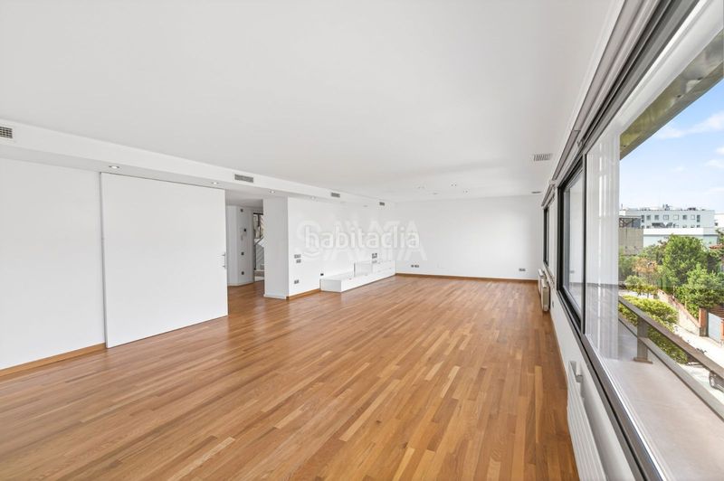Foto 0d337437-a61e-46f8-a9a6-82286d00f8a5. Casa amb aparcament a Sant Gervasi - Bonanova Barcelona