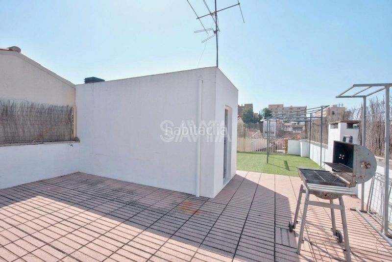 Foto d7c273e5-e0c7-4011-984b-cbdc02f5f7ed. Casa amb aparcament a Centre Sant Just Desvern