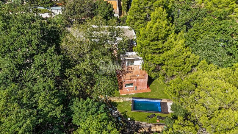 Foto 9bf0ad4f-7268-4b07-a1e9-a2468f33b678. Casa  de diseño en plena naturaleza de collserola en Sant Cugat del Vallès