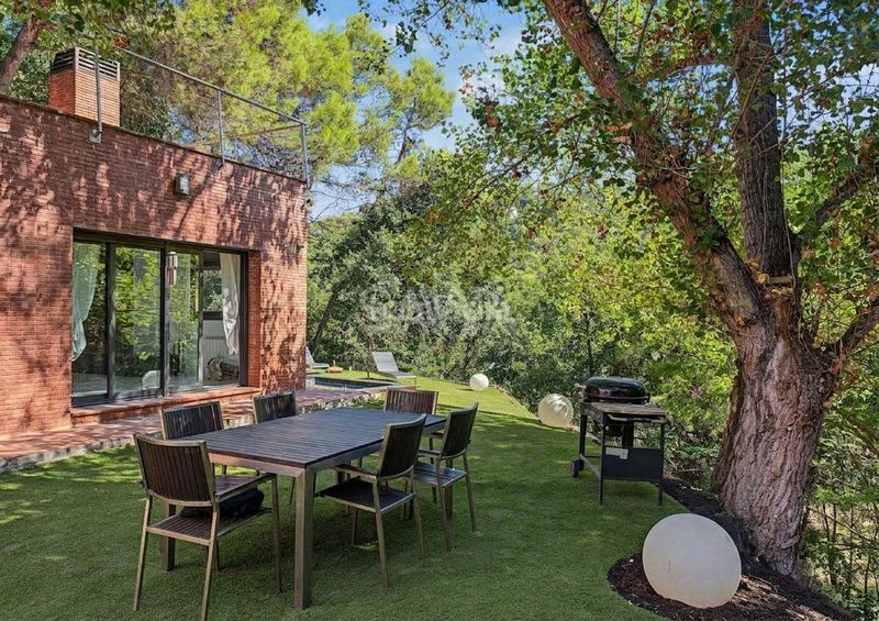 Foto bf7fc4d6-1ef8-4d22-8944-3640839e8e04. Casa  de diseño en plena naturaleza de collserola en Sant Cugat del Vallès