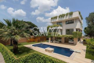 Casa a Sarri. Espectacular casa unifamiliar de obra seminueva en sarri con pi