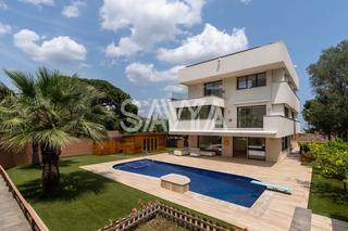 Casa a Sarrià. Espectacular casa unifamiliar de obra seminueva en sarriá con pi