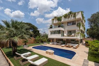 Casa a Sarrià. Espectacular casa unifamiliar de obra seminueva en sarriá con pi