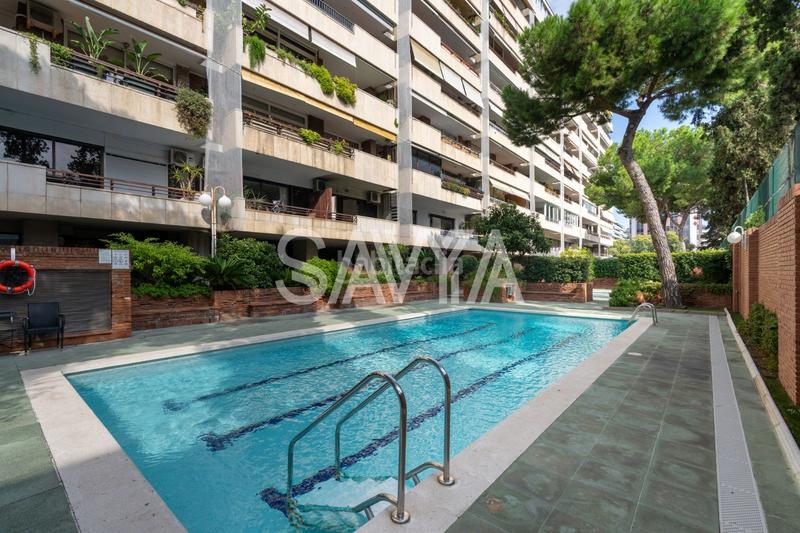 Foto 3b1f41cf-a075-4b9b-9631-84ac228891e3. Alquiler piso amplia y luminosa vivienda en Pedralbes junto a sarriá con zona verde y piscina. en Barcelona