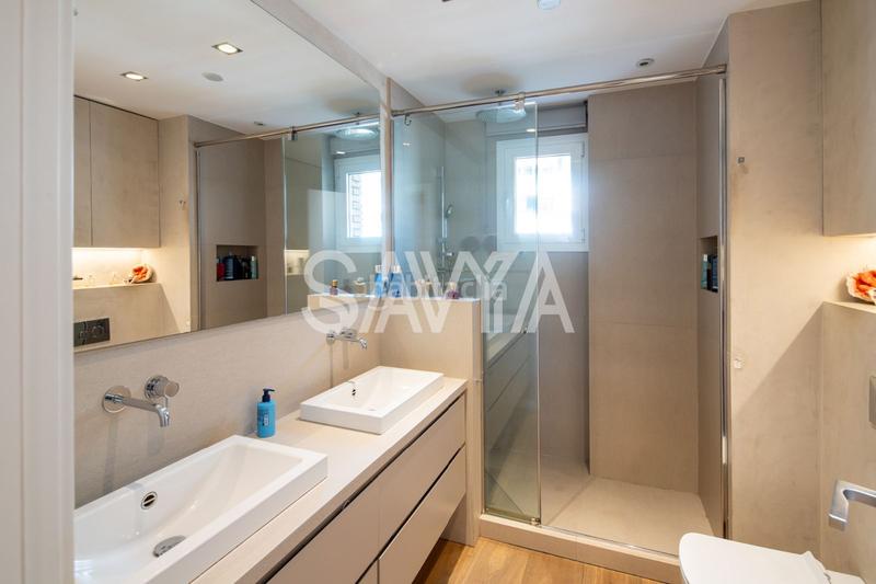 Foto 9094fb51-d7f7-4a91-b4db-09c192b15ac0. Alquiler piso amplia y luminosa vivienda en Pedralbes junto a sarriá con zona verde y piscina. en Barcelona