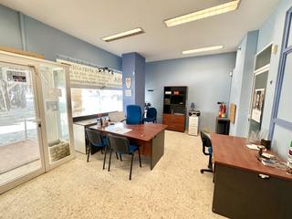 Local commercial à Parque de la Paloma. Venta de local con buena ubicación en arroyo de la miel