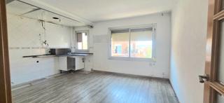 Pis  Carrer de la circumval-lació. Vivienda exterior y soleada! instalación de luz nueva, a estrena