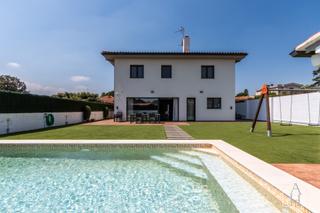 Maison à Castellarnau. Elegancia y alto standing en una casa de diseño con eficiencia e