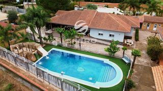 Chalet  Plaza del polígono 18, 98. Amplia residencia familiar sobre una parcela de 1.440 m con dos