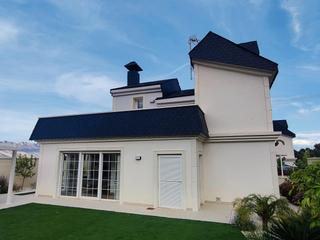 Casa en Polop. Se vende casa moderna en la pintoresca zona de polop, alicante