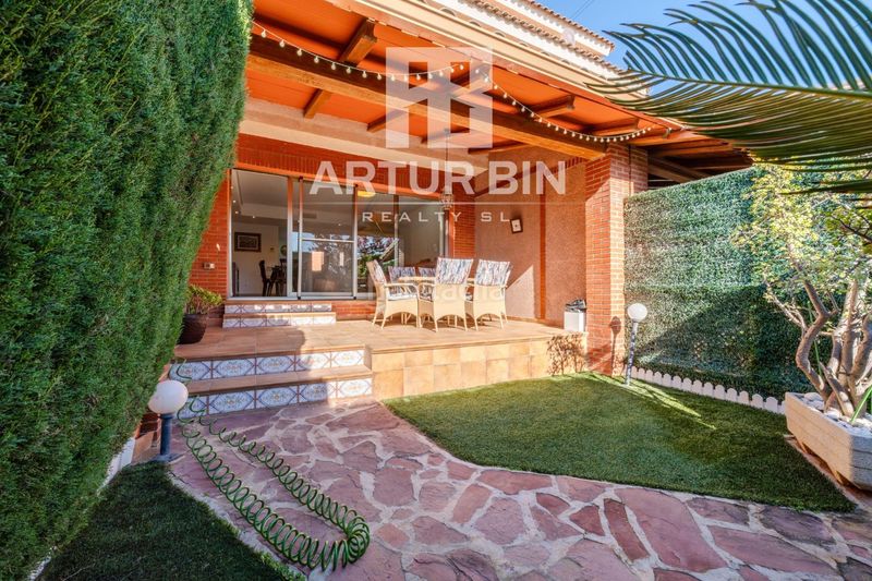 Foto c29e5c10-c3c4-4c94-bbd4-8078c3a76162. Casa adossada amb aparcament piscina a Mas Camarena Bétera