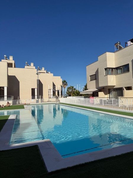 Foto c1d43b06-a2e2-4ae1-8d6c-82c5b41fbaff. Lloguer casa adossada amb aparcament piscina a Alginet