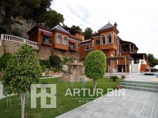 Casa en Pinares de San Antn. Se vende una casa espaciosa y nica con magnficas vistas panor