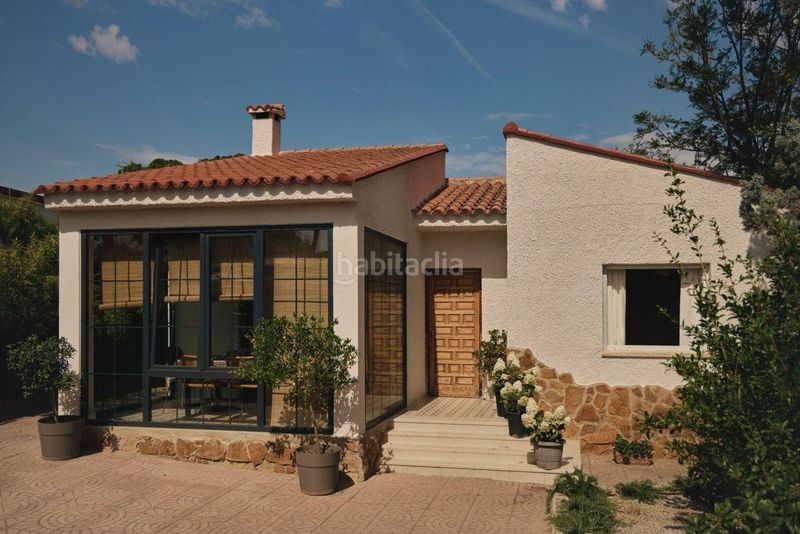Foto 48b49f91-badc-4bf4-9f66-e87885522e78. Casa amb calefacció aparcament piscina a Urbanizaciones Llíria