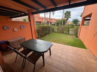 Maison jumelée à Novo Sancti Petri. Adosado con jardín privado en novo sancti petri, a solo 700 metr