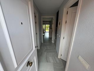 Maison jumelée à Novo Sancti Petri. Adosado con jardín privado en novo sancti petri, a solo 700 metr