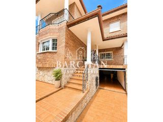 Location Chalet  Calle viña. Magnífico chalet independiente en alquiler  amplitud, luz y espe