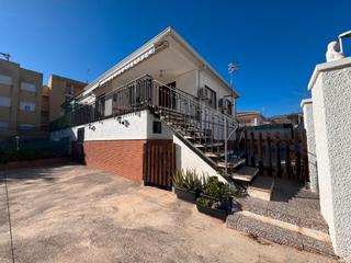 Casa  Carrer dels ngels. Vivienda pareada a escasos metros de la playa