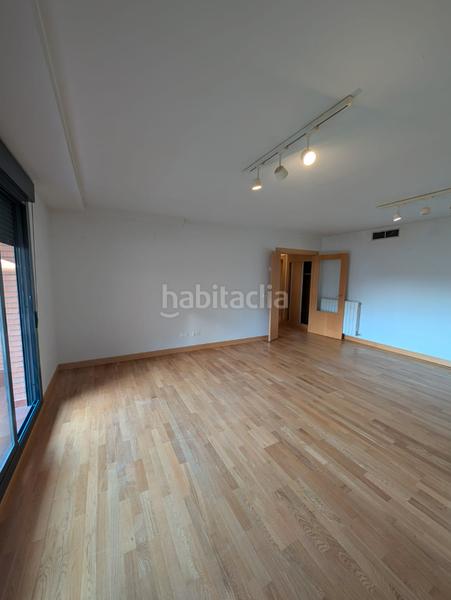 Foto 0b508d4d-260e-4f65-b889-57dcf8ff495c. Piso en calle josé antonio andrés rodríguez 5 amplio piso en valdeluz – con terraza, piscina, pádel y todo lo que necesitas en Yebes