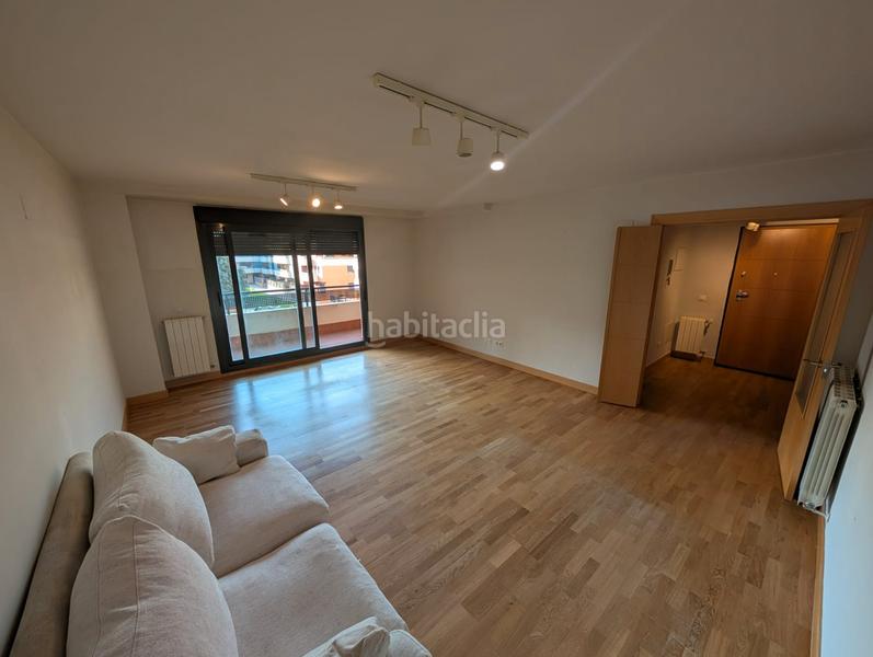 Foto 0c8173bd-5150-4f61-b5b6-d2f8e4a9d6fc. Piso en calle josé antonio andrés rodríguez 5 amplio piso en valdeluz – con terraza, piscina, pádel y todo lo que necesitas en Yebes