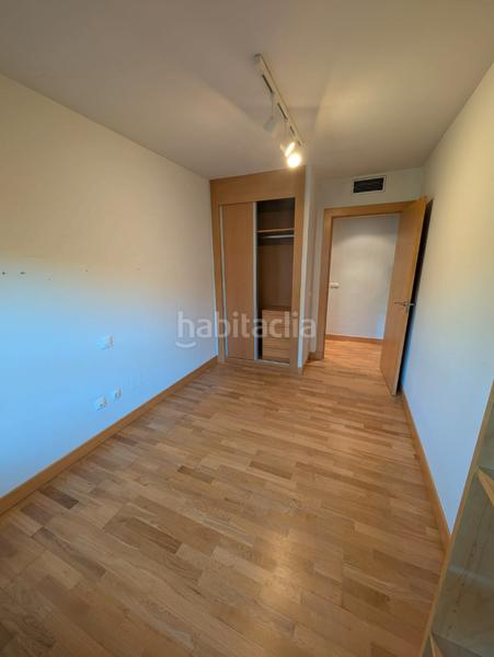 Foto 51fee757-1b71-4abd-ad52-c89c955928bf. Piso en calle josé antonio andrés rodríguez 5 amplio piso en valdeluz – con terraza, piscina, pádel y todo lo que necesitas en Yebes