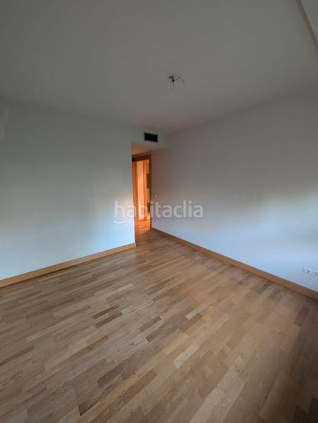 Foto cb44a2f3-9333-4eac-900e-16da996ce75d. Piso en calle josé antonio andrés rodríguez 5 amplio piso en valdeluz – con terraza, piscina, pádel y todo lo que necesitas en Yebes