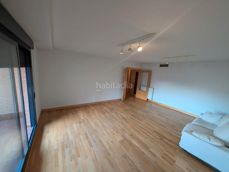 Foto dbcfe9b3-c9d6-4d79-9688-45cb0ee9dea5. Piso en calle josé antonio andrés rodríguez 5 amplio piso en valdeluz – con terraza, piscina, pádel y todo lo que necesitas en Yebes