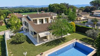 Casa en Aiguaviva. Casa unifamiliar de 323 m² amb piscina, jardí i 4 dormitoris a u