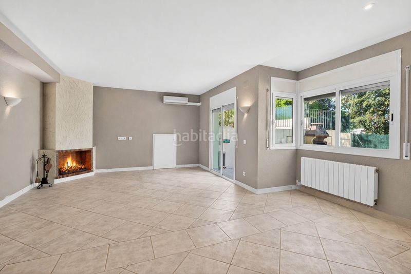 Foto 189f25da-9619-4bd3-b042-e136400bc796. Casa amb xemeneia calefacció aparcament piscina a Aiguaviva