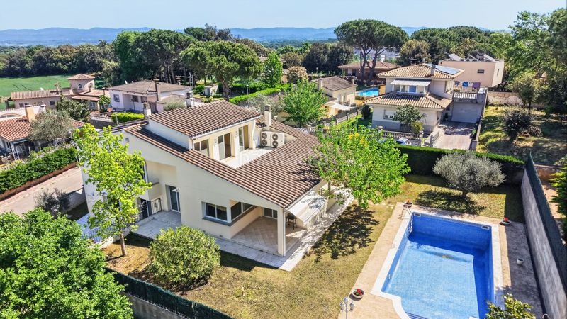 Foto f5400d2a-1442-41b9-b9ac-c5c1b652105d. Casa amb xemeneia calefacció aparcament piscina a Aiguaviva