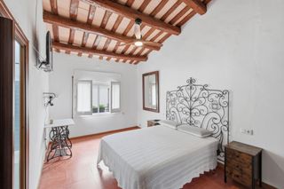 Casa a schiera in Carrer sant marti 23. Cal bonic: una casa singular del segle xix amb jardí, terrassa i