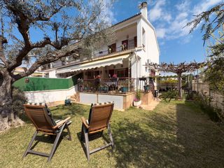 Casa  Joan maragall. Chalet con jardín cerca del mar