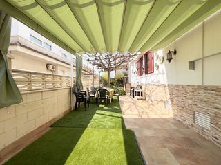 House  Joan maragall. Chalet con jardín cerca del mar