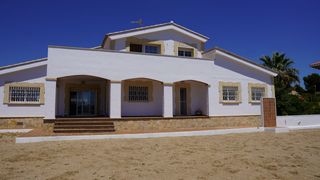 Casa en Roda de Barà. Chalet independiente de 348 m con solárium, jardín y gran garaje