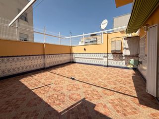 Casa adosada en Les Roquetes. Casa unifamiliar con ascensor y potencial de crecimiento en el c