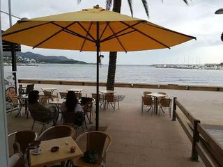 Locale commerciale in El Port. Bar restaurante en primera linea de mar, zona puerto de llançà