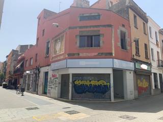 Edifici a Malgrat de Mar. Edificio situado en frente de la iglesia de malgrat de mar