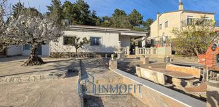 Casa in Aiguaviva Parc. Casa unifamiliar con piscina y gran zona exterior en vidreres