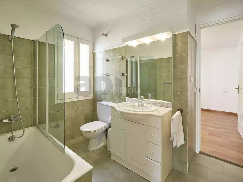 Foto 19a1366a-a0a8-4023-b343-6ece31c81c26. Apartament amb aparcament a Centre Lloret de Mar