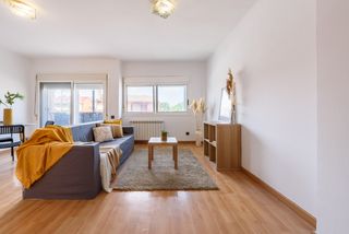 Pis  Carrer d'astorga. Amplio piso de 103 m² con 4 habitaciones, ascensor y balcón