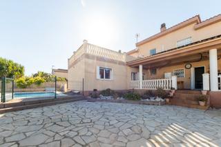 Chalet in Carrer del priorat 37. Vive la tranquilidad de pins manous en esta casa independiente c