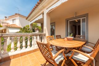 Towny house in Carrer santes creus 14. Vhalet pareado en roda de bêra