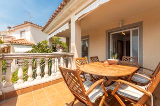 Casa pareada en Carrer santes creus 14. Chalet pareado en roda de bera