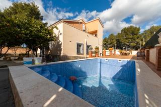 Casa  Carrer sector-j. Casa independiente reformada, ideal para grandes familias