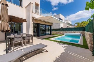 Casa a El Mojón. Elegante villa pareada a tan solo 250 metros del mar