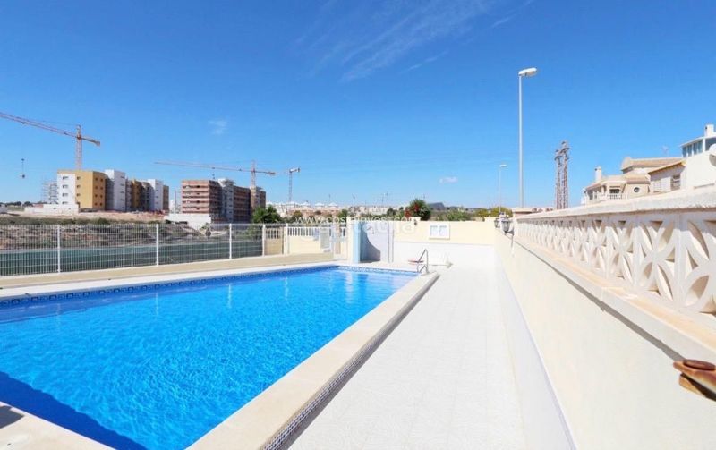 Foto 40563698-4455-4cfc-b87f-af9a371e96ea. Casa amb calefacció piscina a Playa Flamenca Orihuela